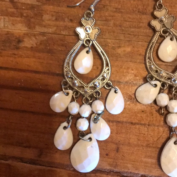 Earrings tht has one piece missing unique - Picture 2 of 2